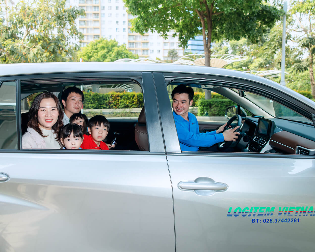 Family and driver inside a silver minivan