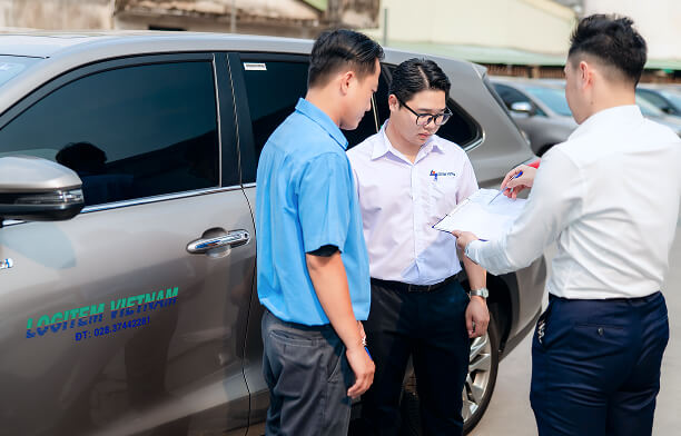 Japanese manager providing feedback