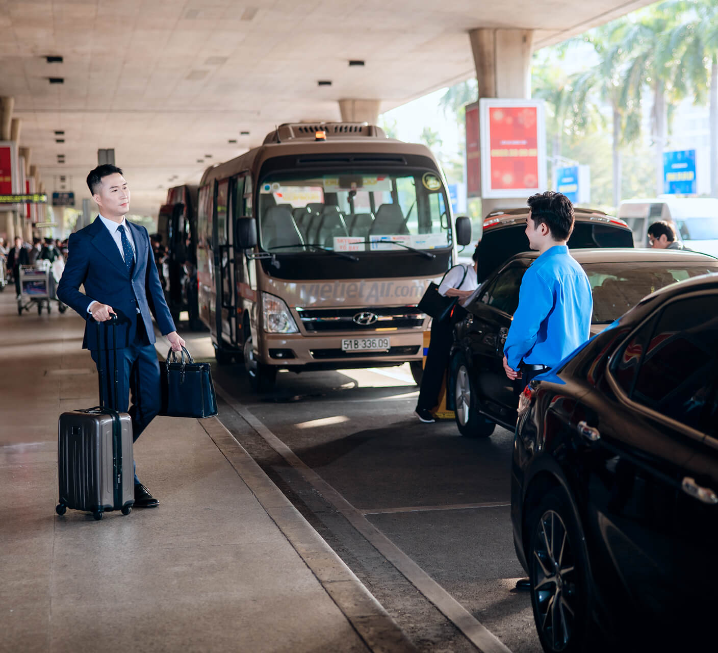 Logitem Vietnam driver and passenger during airport transfer